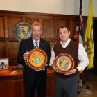 Photo of The mayor of Sarny, Ukraine, Serhiy Yevtushok, right, with Honolulu mayor Peter Carlisle.