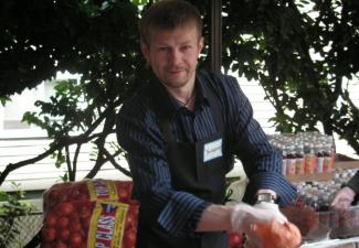 Photo of Yaroslavl mayoral candidate Yevgeniy Urlashov experiences what it’s like to volunteer in a food bank in Seattle, WA on a Rule of Law program (2007).